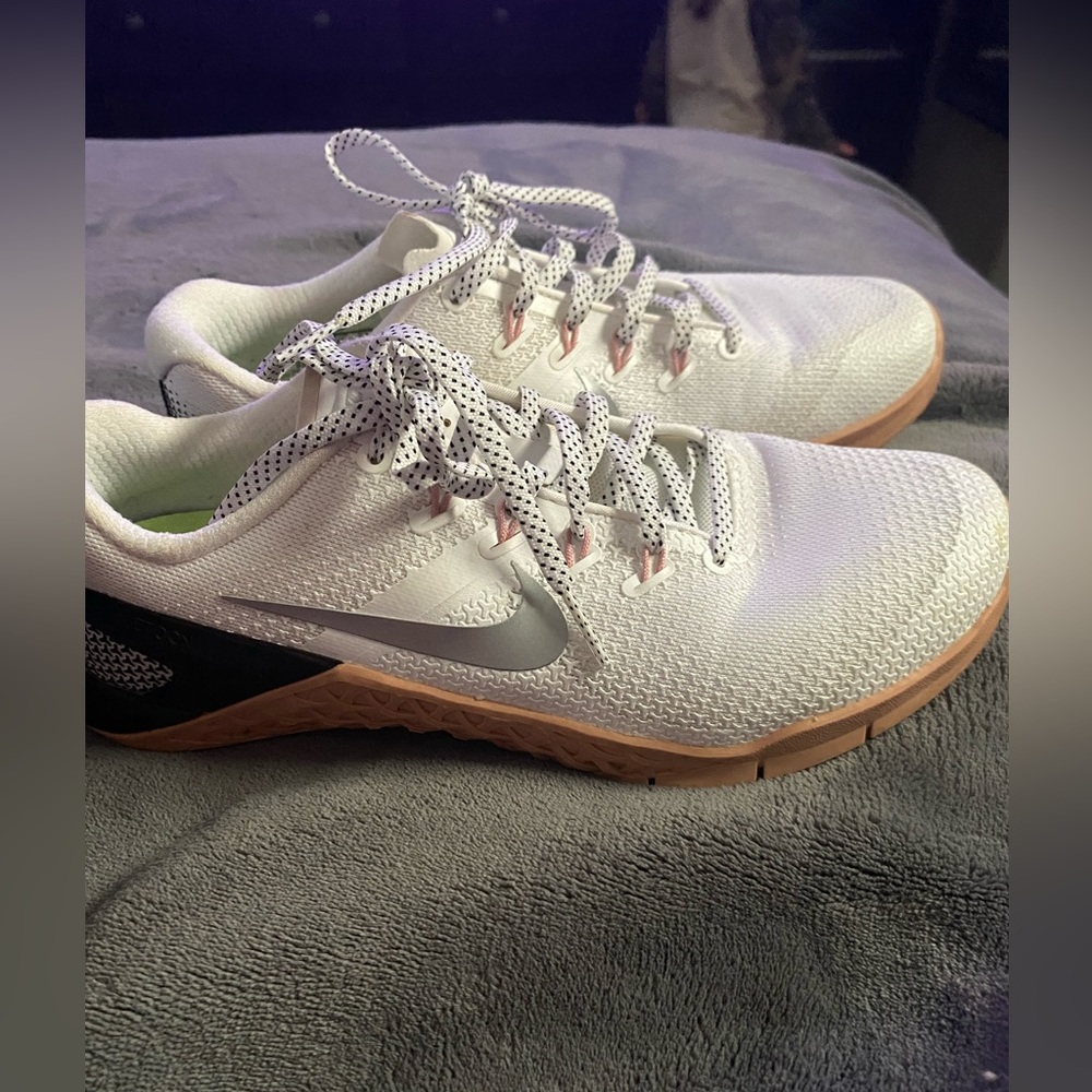 Women’s 8.5 Nike Gently Used White Metcon 4 Training Shoe